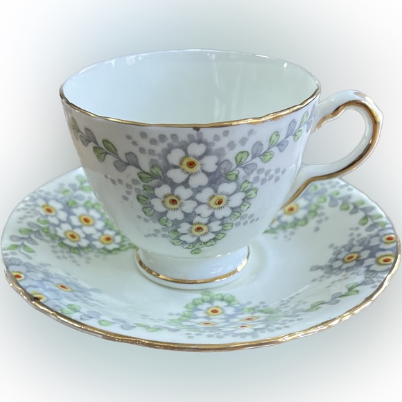 DELPHINE Fine Bone China TEACUP & SAUCER. Daisies floral pattern and gold rim. - Picture 2 of 8